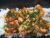 brochette-saumon-tamasushis-traiteur-japonais-mallemort