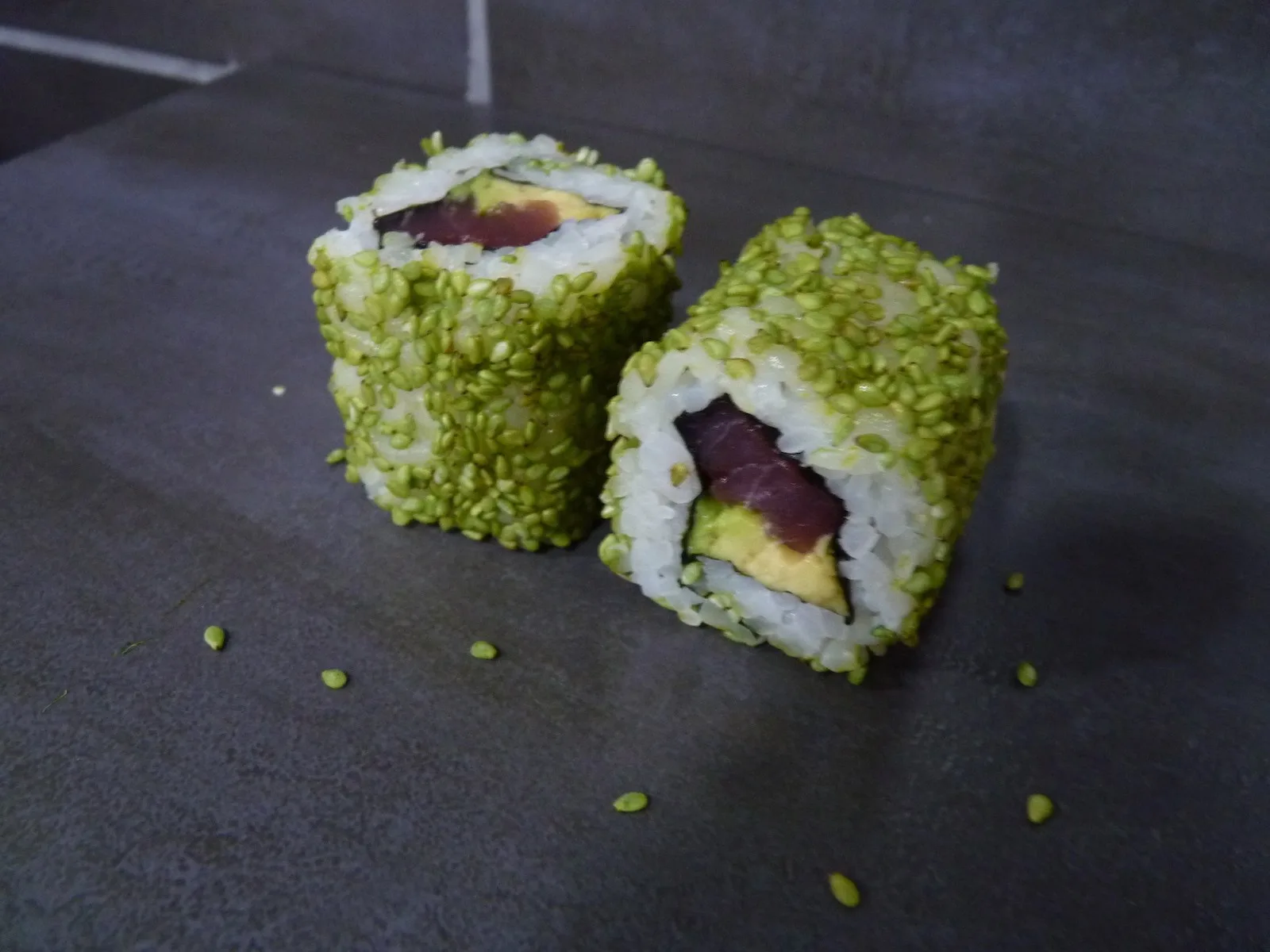 tamasushis-uramaki-californiens-thon-avocat