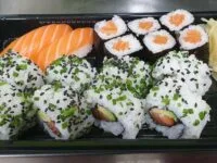 composition-plateau-16-piece-saumon-tamasushis-traiteur-japonais-mallemort